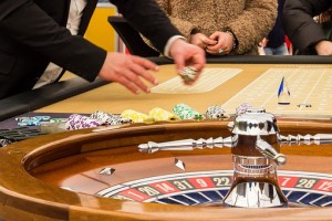 Imagen de gente apostando en ruleta de casino